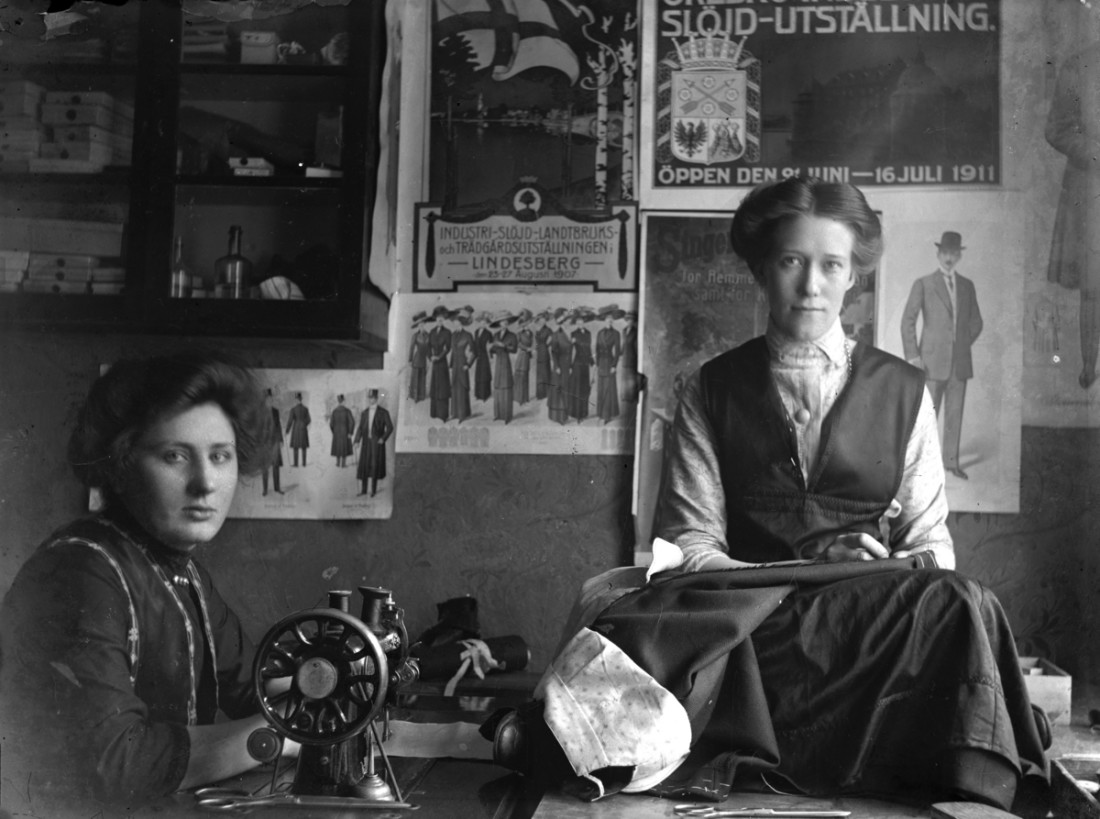 The tailor's shop in Öskevik, interior, two young women.