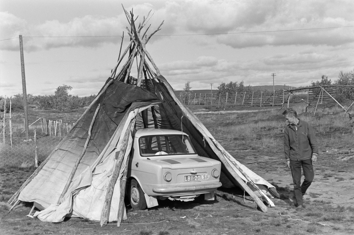 A picture of a car parked in a lavvu