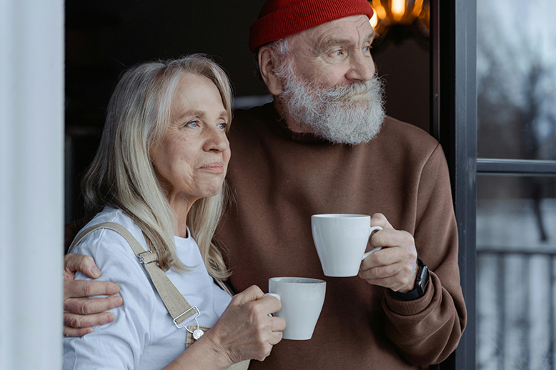 Man en vrouw genieten van een kop koffie