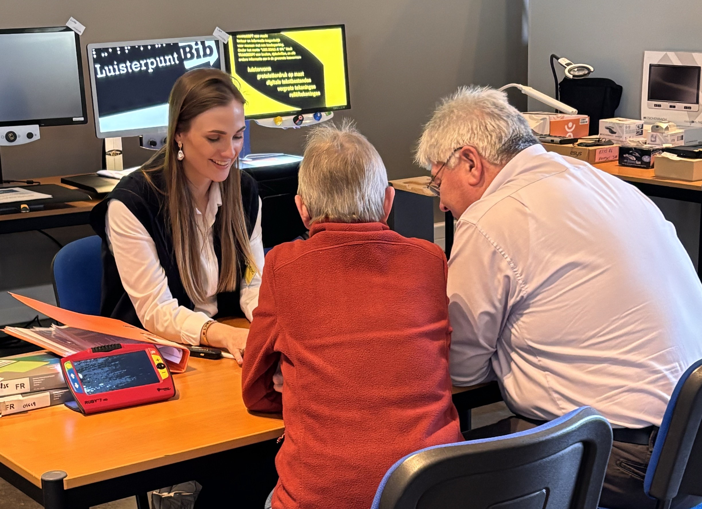 Consulent geeft info aan koppel
