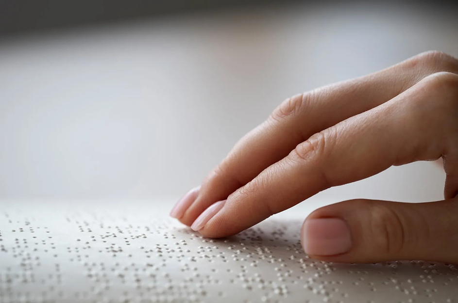 Iemand die braille leest met zijn vingertoppen