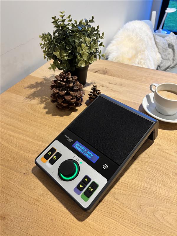 Daisybox op tafel met kopje koffie erbij