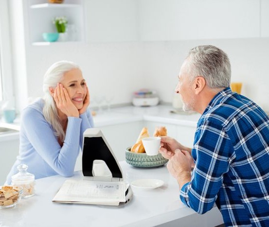 Een koppel gebruikt een voorleesapparaat