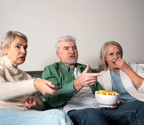 Vrienden die samen tv kijken