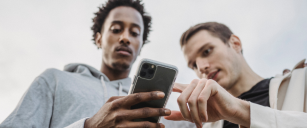 Twee mannen kijken naar mobiele telefoon