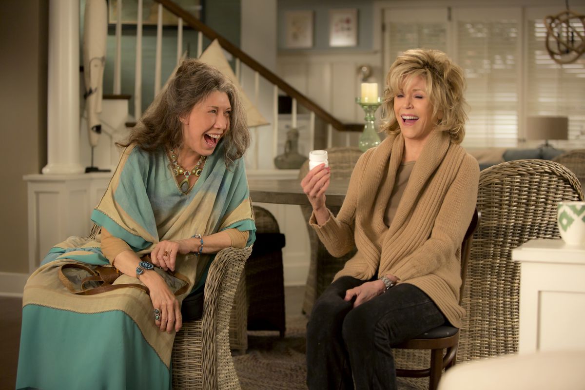 Immagine tratta dalla serie televisiva Netflix Grace and Frankie con le attrici Lily Tomlin e Jane Fonda