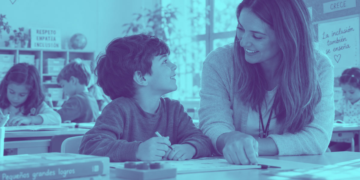 Una docente acompaña a un alumno en un aula inclusiva