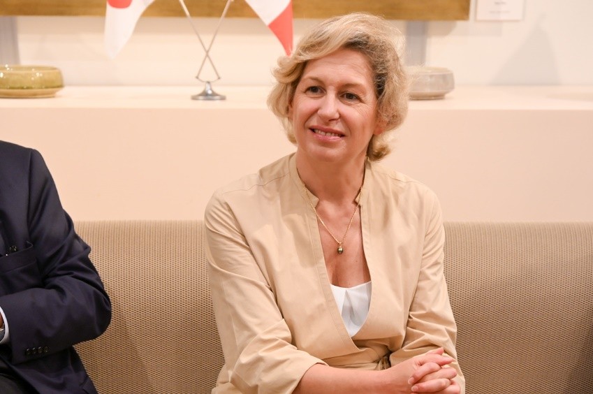 記者の質問に答える大臣