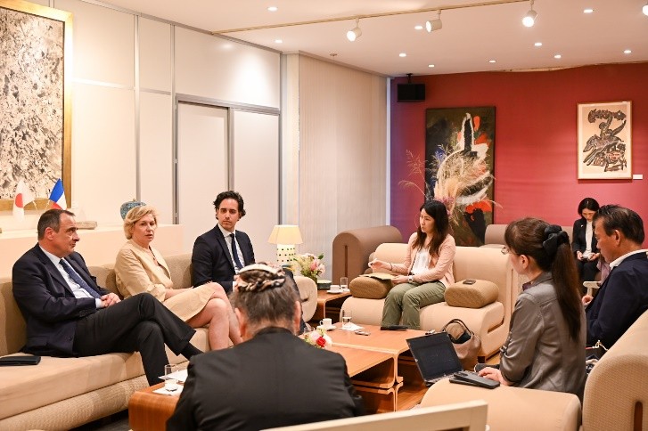 インタビューはフランス大使公邸で行われた