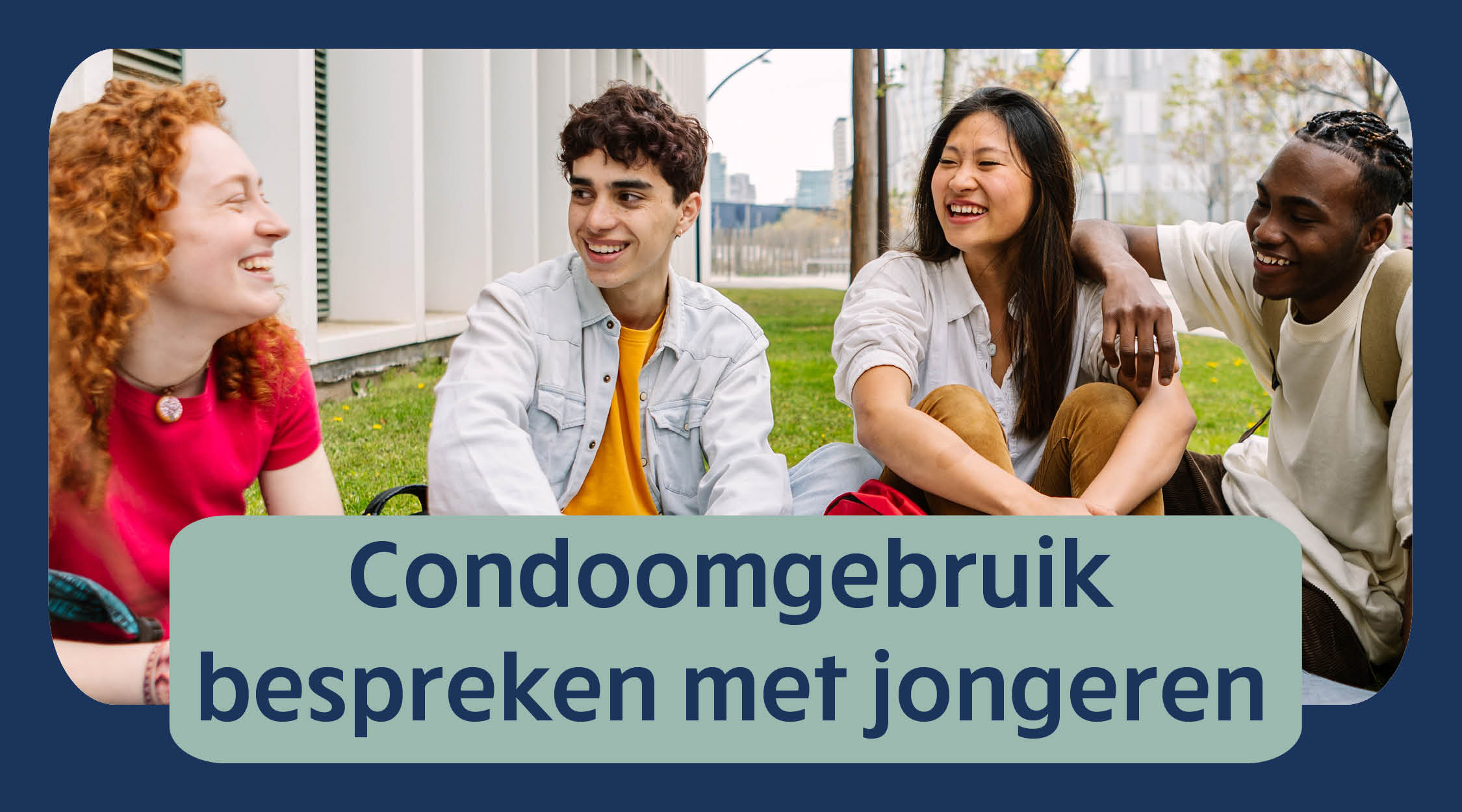 condoomgebruik bespreken met jongeren, groep jongeren zit samen op het gras